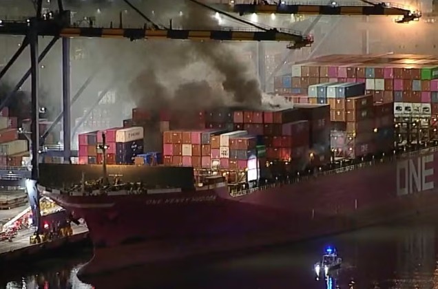 Incêndio em navio de carga provoca explosão no porto de Los Angeles, nos EUA Incêndio em navio de carga provoca explosão no porto de Los Angeles, nos EUA