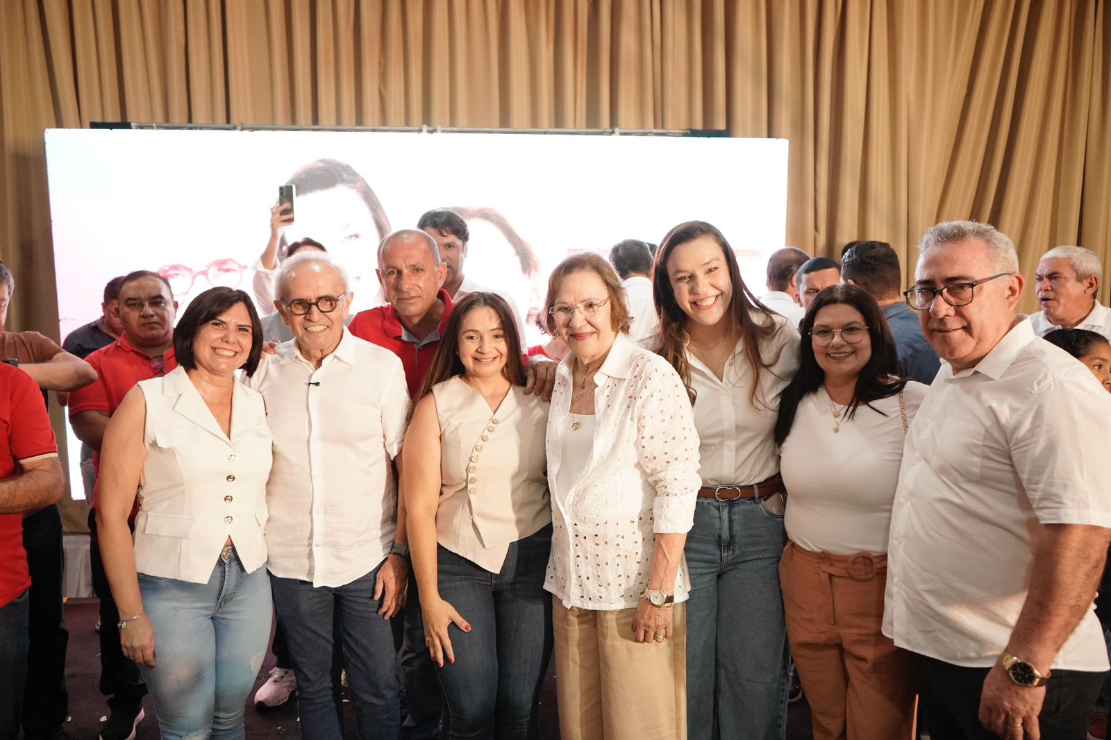 Com festa em Guarabira, Cícero Lucena recebe apoio da prefeita Léa e da deputada Camila Toscano