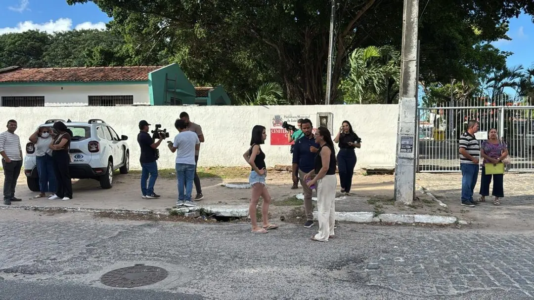 Famílias discutem em frente ao cemitério do Cristo por troca de corpos Famílias discutem em frente ao cemitério do Cristo por troca de corpos