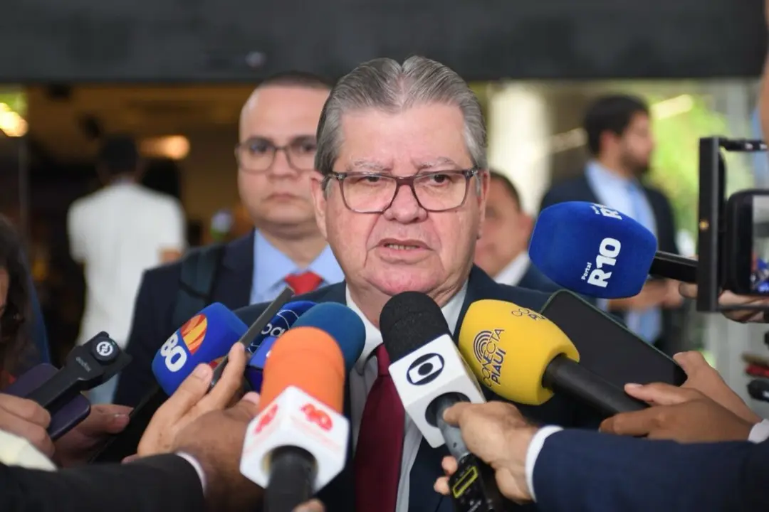 João Azevêdo anuncia pagamento do reajuste do piso nacional aos professores da Paraíba João Azevêdo anuncia pagamento do reajuste do piso nacional aos professores da Paraíba