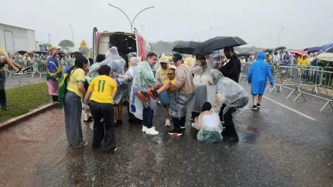 Raio atinge apoiadores de Nikolas Ferreira e deixa dezenas de feridos, em Brasília Raio atinge apoiadores de Nikolas Ferreira e deixa dezenas de feridos, em Brasília