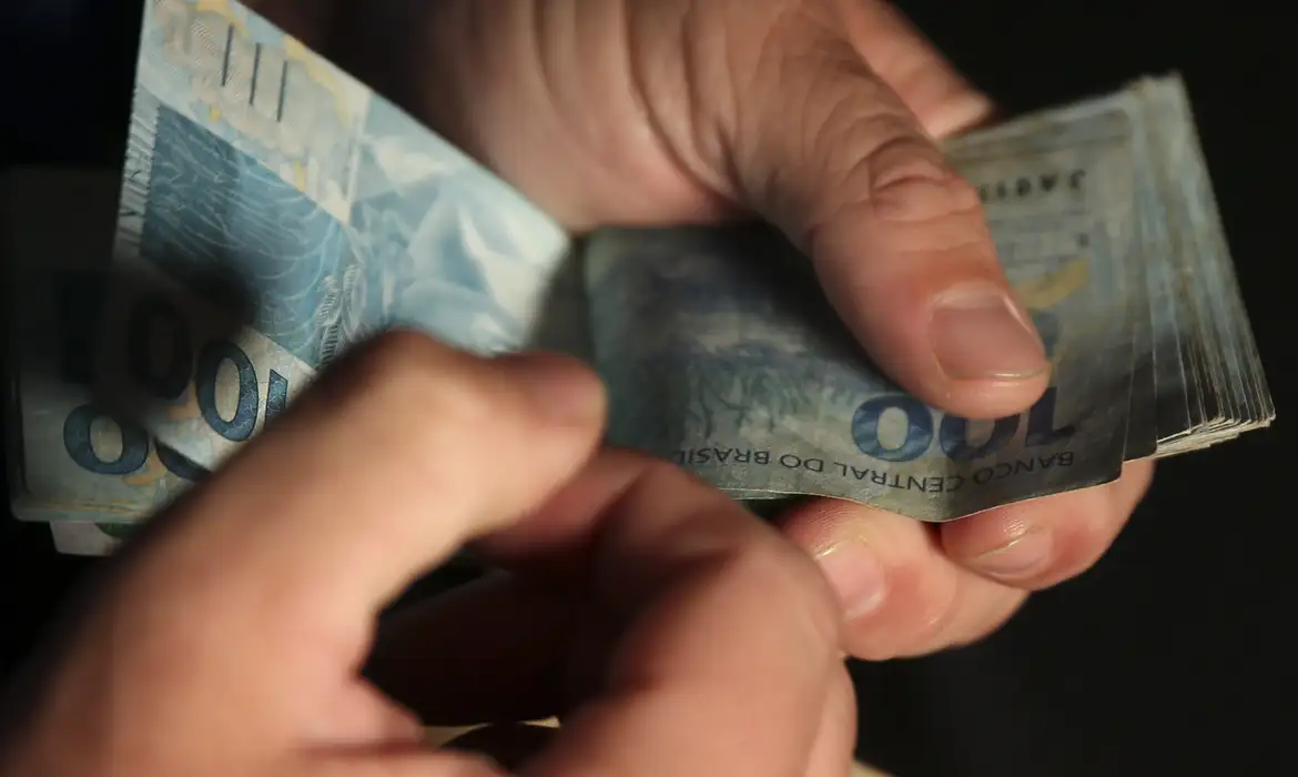 Brasileiros sacaram em dezembro R$ 429 milhões esquecidos em bancos Brasileiros sacaram em dezembro R$ 429 milhões esquecidos em bancos