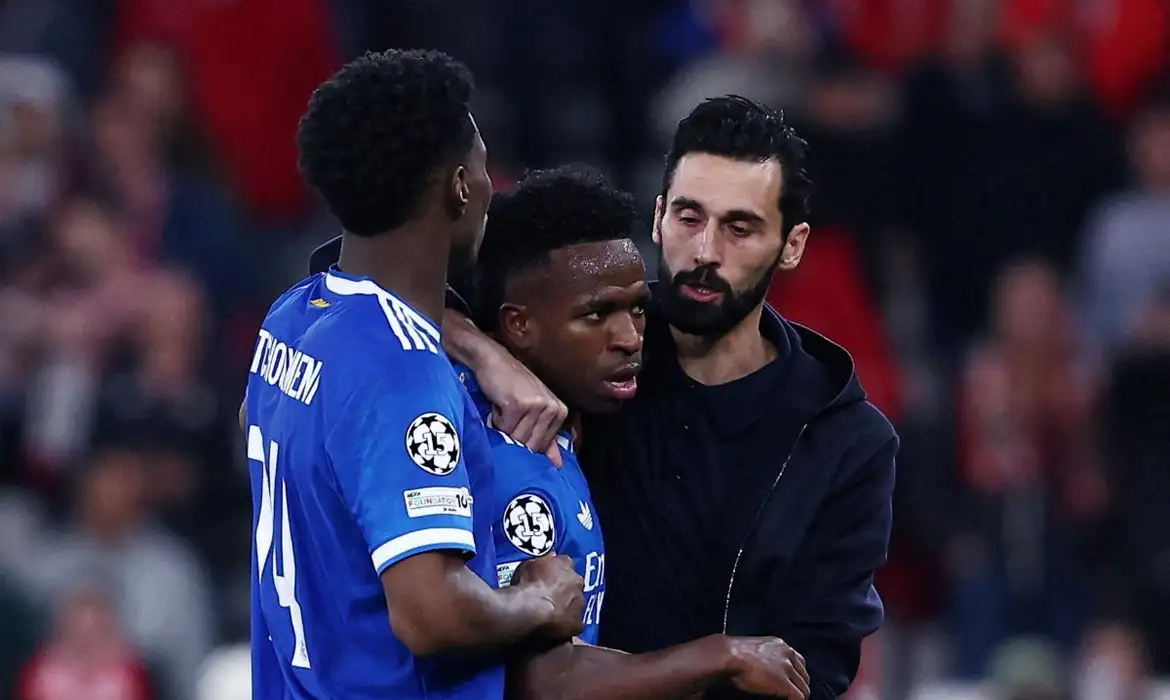 Vini Jr marca golaço e denuncia caso de racismo em Liga dos Campeões Vini Jr marca golaço e denuncia caso de racismo em Liga dos Campeões