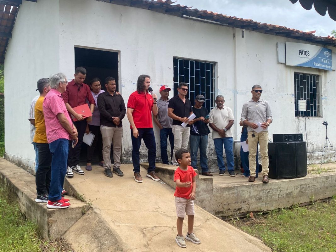 Veneziano participa de evento do Dia do Trabalhador e debate propostas para assentamentos do sertão paraibano
