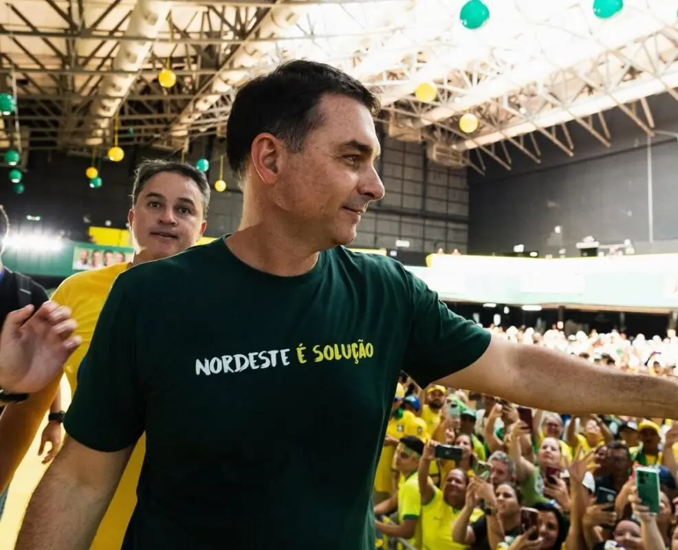 Após cancelar carreata em Campina Grande, Flávio anuncia viagem aos Estados Unidos Após cancelar carreata em Campina Grande, Flávio anuncia viagem aos Estados Unidos
