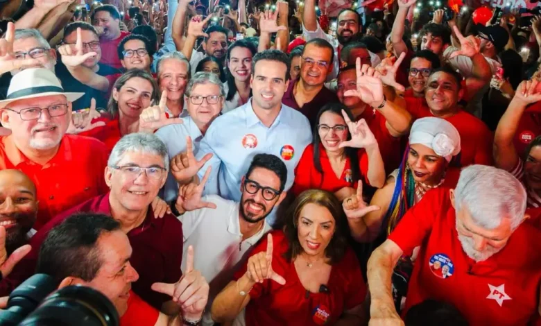 Cidades afetadas seguindo o alerta na Paraíba Agua Branca Aguiar Amparo Aparecida Areia de Baraúnas Belém do Brejo do Cruz Bernardino Batista Boa Ventura Bom Jesus Bom Sucesso Bonito de Santa Fé Brejo do Cruz Brejo dos Santos Cachoeira dos Índios Cacimba de Areia Cacimbas Cajazeiras Cajazeirinhas Carrapateira Catingueira Catolé do Rocha Conceição Condado Coremas Curral Velho Desterro Diamante Emas Ibiara Igaracy Imaculada Itaporanga Jericó Joca Claudino Junco do Seridó Juru Lagoa Lastro Livramento Mãe d’Água Malta Manaíra Marizópolis Mato Grosso Maturéia Monte Horebe Monteiro Nazarezinho Nova Olinda Olho d’Água Ouro Velho Passagem Patos Paulista Pedra Branca Piancó Poço Dantas Poço de José de Moura Pombal Prata Princesa Isabel Quixaba Riacho dos Cavalos Salgadinho Santa Cruz Santa Helena Santa Inês Santa Luzia Santana de Mangueira Santana dos Garrotes Santa Teresinha São Bentinho São Bento São Domingos São Francisco São João do Rio do Peixe São José da Lagoa Tapada São José de Caiana São José de Espinharas São José de Piranhas São José de Princesa São José do Bonfim São José do Brejo do Cruz São José do Sabugi São José dos Cordeiros São Mamede Serra Grande Sousa Sumé Taperoá Tavares Teixeira Triunfo Uiraúna Várzea Vieirópolis Vista Serrana Todas as áreas afetadas Centro Goiano, Triângulo Mineiro/Alto Paranaíba, Leste Goiano, Central Mineira, Sul Cearense, Centro Sul Baiano, Vale São-Franciscano da Bahia, Sudeste Paraense, Ocidental do Tocantins, Oeste Maranhense, Central Potiguar, Sudeste Piauiense, Sertões Cearenses, Centro-Sul Mato-grossense, Sul Goiano, Presidente Prudente, São José do Rio Preto, Sertão Pernambucano, Leste Maranhense, São Francisco Pernambucano, Centro-Norte Piauiense, Vale do Rio Doce, Nordeste Mato-grossense, Sertão Paraibano, Leste de Mato Grosso do Sul, Oeste Potiguar, Vale do Mucuri, Norte de Minas, Centro Norte de Mato Grosso do Sul, Oriental do Tocantins, Jequitinhonha, Norte Mato-grossense, Sudoeste Paraense, Ribeirão Preto, Araçatuba, Sudeste Mato-grossense, Norte Goiano, Sul Maranhense, Jaguaribe, Marília, Metropolitana de Belo Horizonte, Sudoeste Piauiense, Sudoeste de Mato Grosso do Sul, Centro Norte Baiano, Borborema, Pantanais Sul Mato-grossense, Extremo Oeste Baiano, Centro-Sul Cearense, Noroeste Goiano, Centro Maranhense, Sudoeste Mato-grossense, Oeste de Minas, Noroeste de Minas, Bauru, Norte Piauiense, Assis, Araraquara, Distrito Federal, Nordeste Baiano, Sul/Sudoeste de Minas, Noroeste Cearense. Redução da umidade do ar Na estação do inverno, a redução da umidade do ar gera complicações para a saúde humana, como o agravamento de sintomas respiratórios, entre eles, o sangramento nasal. Mas o tempo seco não existe apenas nos meses frios do ano — em algumas regiões, esse fenômeno também ocorre durante o verão. Além desses problemas, essa condição do clima causa irritações nos olhos e insuficiência em órgãos vitais, como coração e pulmões. Por isso, é importante tomar algumas precauções para diminuir os riscos nos locais afetados pelos alertas climáticos. O parâmetro adequado da umidade atmosférica deve ficar em torno de 50% e 80%. Quando fica abaixo de 30%, muitas pessoas sentem desconforto físico ou manifestam doenças. Além disso, esse estado crítico do clima torna mais graves os efeitos da poluição, pois a dispersão de poluentes é comprometida. O tempo seco é extremamente comum no inverno, uma vez que as chuvas são escassas — principalmente, nas regiões Sul e Sudeste do país. Porém, em localidades que enfrentam vários meses de estiagem ou sofrem com as queimadas — como o Norte, o Nordeste e parte do Centro-Oeste —, o problema ocorre praticamente o ano todo. Independentemente do local em que você vive, essa condição climática desfavorável causa o ressecamento das mucosas das vias aéreas, o que facilita o surgimento de sintomas e doenças no trato respiratório. Também causa desidratação corporal, o que leva ao ressecamento da pele, dermatites e irritações. Além disso, a ausência de umidade deixa os brônquios mais fechados, o que dificulta o fluxo sanguíneo para os pulmões, forçando o bombeamento do coração. Devido a essa condição, o sangue fica mais espesso, o que pode entupir vasos, causar hipertensão ou aumentar o risco de AVC.