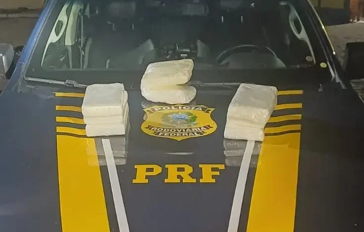 PRF apreende 8 kg de cocaína com passageira de ônibus em Cajazeiras; droga é avaliada em R$ 500 mil PRF apreende 8 kg de cocaína com passageira de ônibus em Cajazeiras; droga é avaliada em R$ 500 mil