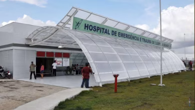Tombamento de ônibus escolar deixa cinco feridos em Juazeirinho; adolescente segue em estado grave Tombamento de ônibus escolar deixa cinco feridos em Juazeirinho; adolescente segue em estado grave