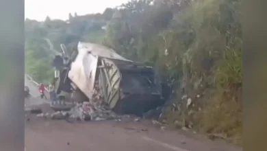 Três vítimas fatais em colisão envolvendo caminhão, carro e motos na BR-104 são identificadas Três vítimas fatais em colisão envolvendo caminhão, carro e motos na BR-104 são identificadas