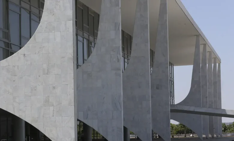 Governo abre processo de reciprocidade contra tarifas dos EUA Governo abre processo de reciprocidade contra tarifas dos EUA