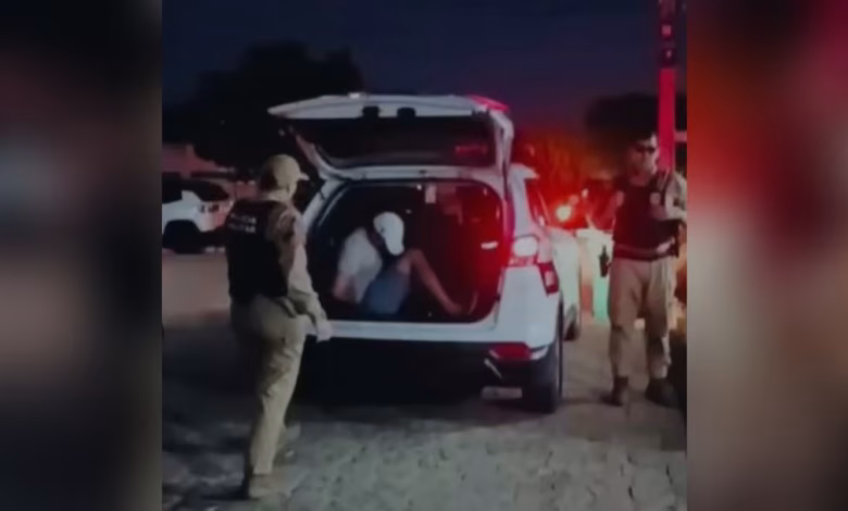 Suspeito de feminicídio no Ceará é preso no Sertão da Paraíba durante fuga Suspeito de feminicídio no Ceará é preso no Sertão da Paraíba durante fuga
