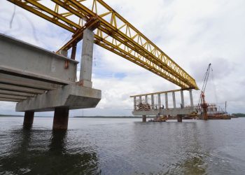 Estrutura metálica da Ponte do Futuro cede e trabalhador preso a cinto de segurança morre ao cair no Rio Paraíba