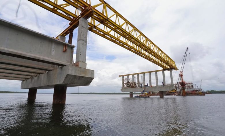 Estrutura metálica da Ponte do Futuro cede e trabalhador preso a cinto de segurança morre ao cair no Rio Paraíba