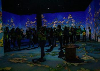 Mais de mil estudantes da Rede Municipal participam de exposição imersiva sobre Van Gogh