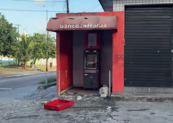 Caixa eletrônico é alvo de explosão, mas suspeitos não conseguem levar dinheiro Caixa eletrônico é alvo de explosão, mas suspeitos não conseguem levar dinheiro