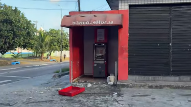 Caixa eletrônico é alvo de explosão, mas suspeitos não conseguem levar dinheiro Caixa eletrônico é alvo de explosão, mas suspeitos não conseguem levar dinheiro