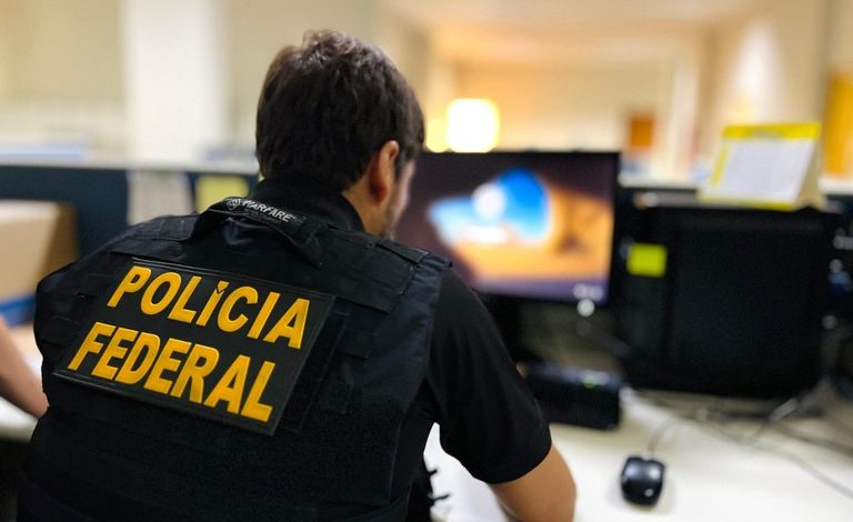 Mulher suspeita de usar identidade falsa para receber auxílio do INSS é alvo da PF Mulher suspeita de usar identidade falsa para receber auxílio do INSS é alvo da PF