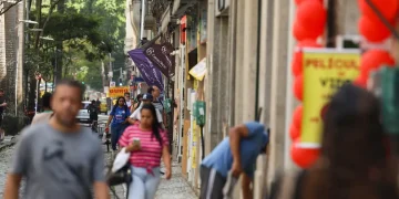 Fim da escala 6×1 traz esperança de mais tempo para família e saúde Fim da escala 6×1 traz esperança de mais tempo para família e saúde